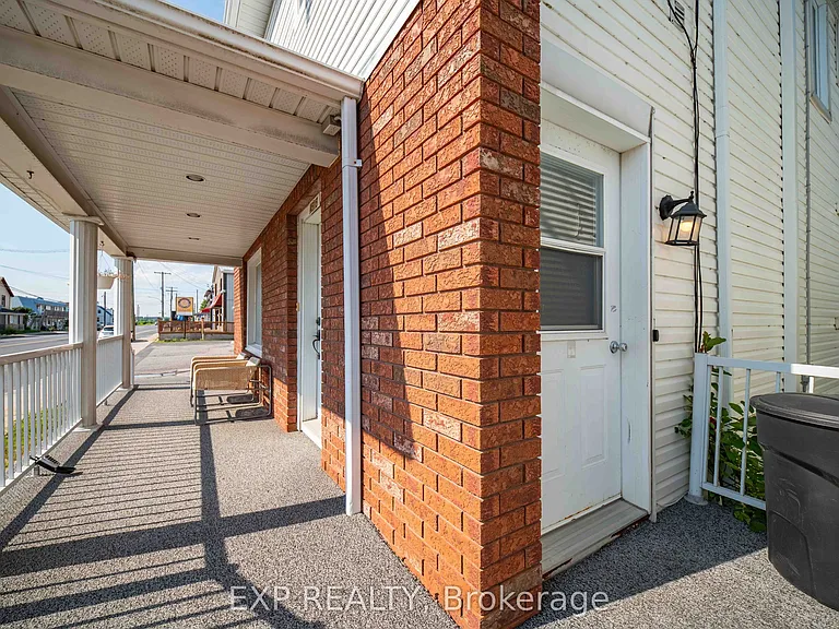 4515 Ste Catherine St #B — Photo 13