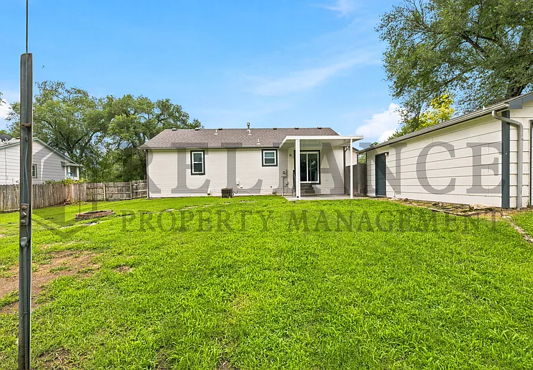 516 N Lakeside Dr — Photo 9