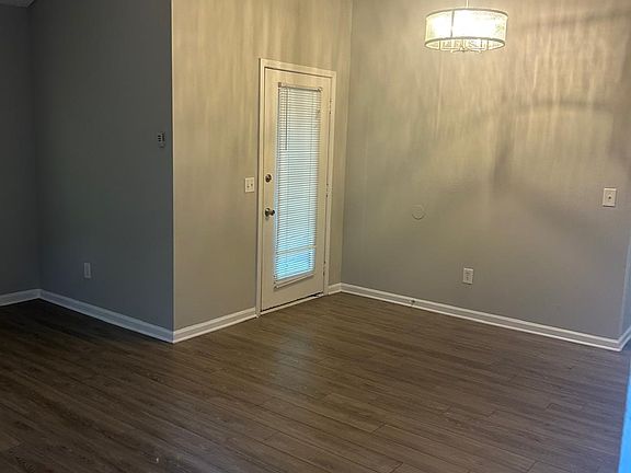 4th image of 1642 Solomon St