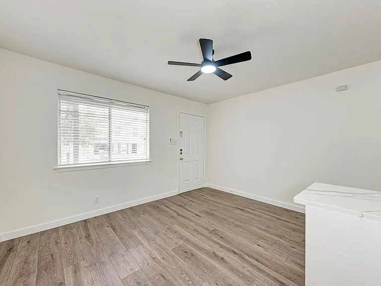 1010 W 23rd St #5 — Photo 7
