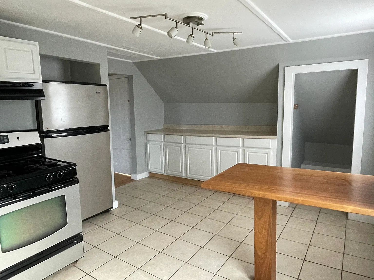 2 bed, 690 sqft, $1,900 — Photo 3