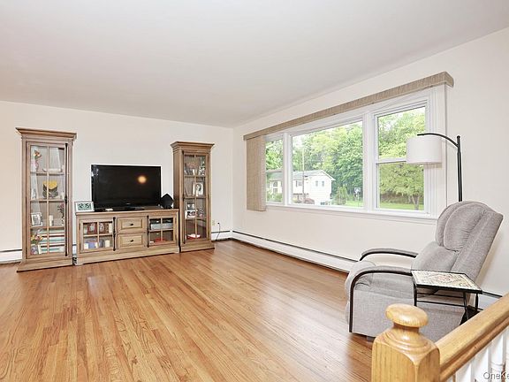 4th image of 33 Farmhouse Road