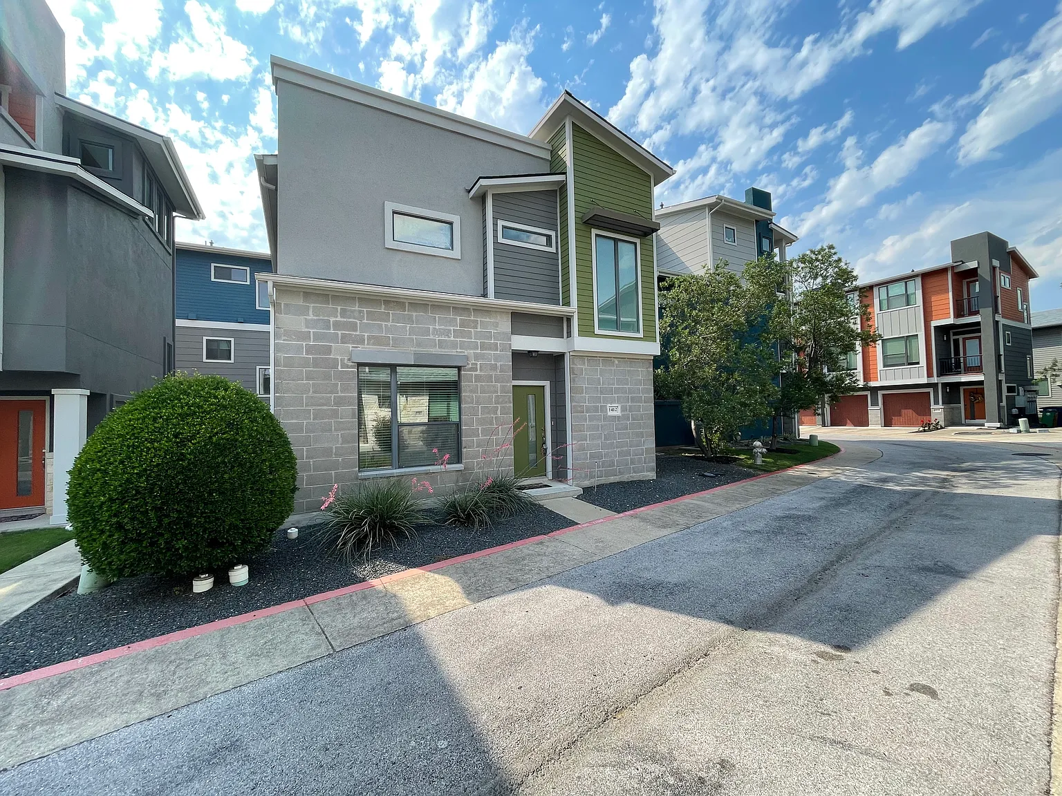 3 bed, 1474 sqft, $1,995 — Photo 1