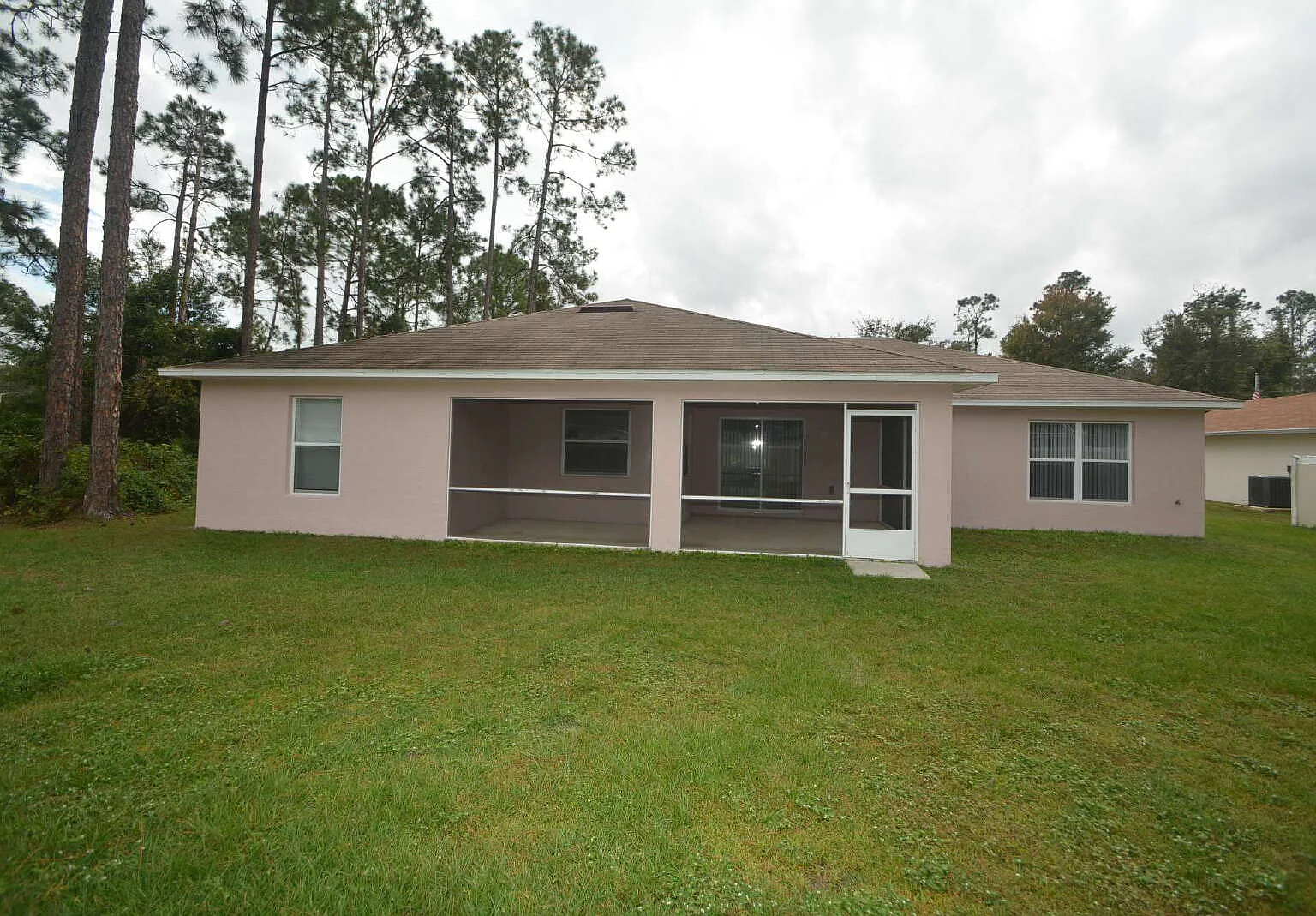 4 bed, 2.0 bath, 2076 sqft, $2,100 — Photo 2
