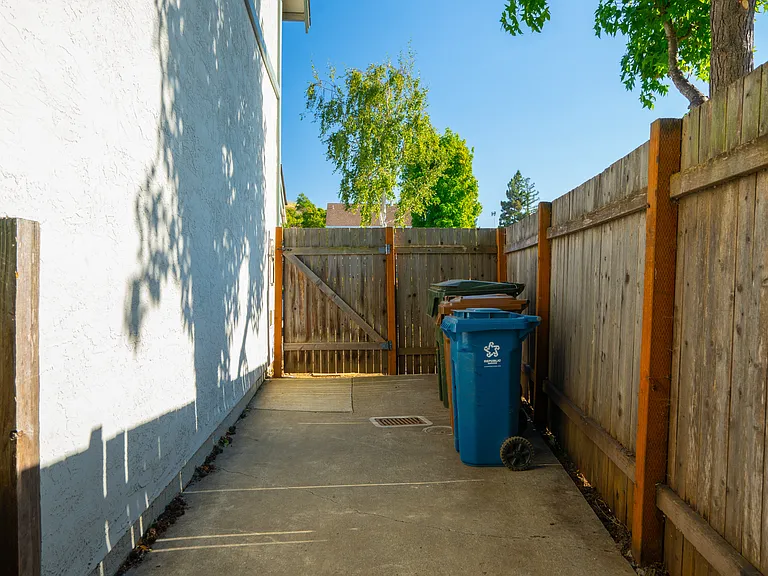 448 Lilac Ct — Photo 32