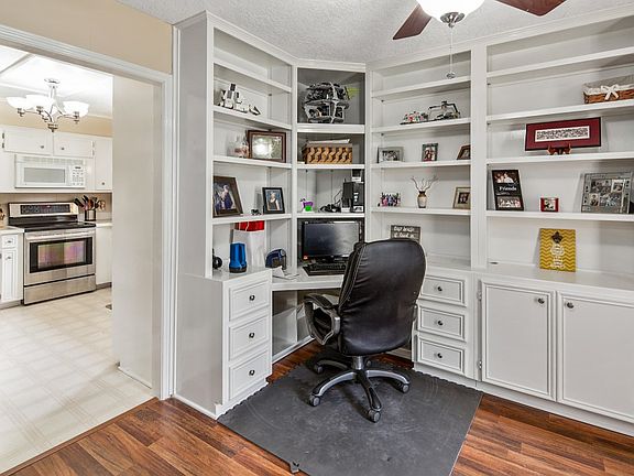 5th image of 3901 Old Oaks Dr