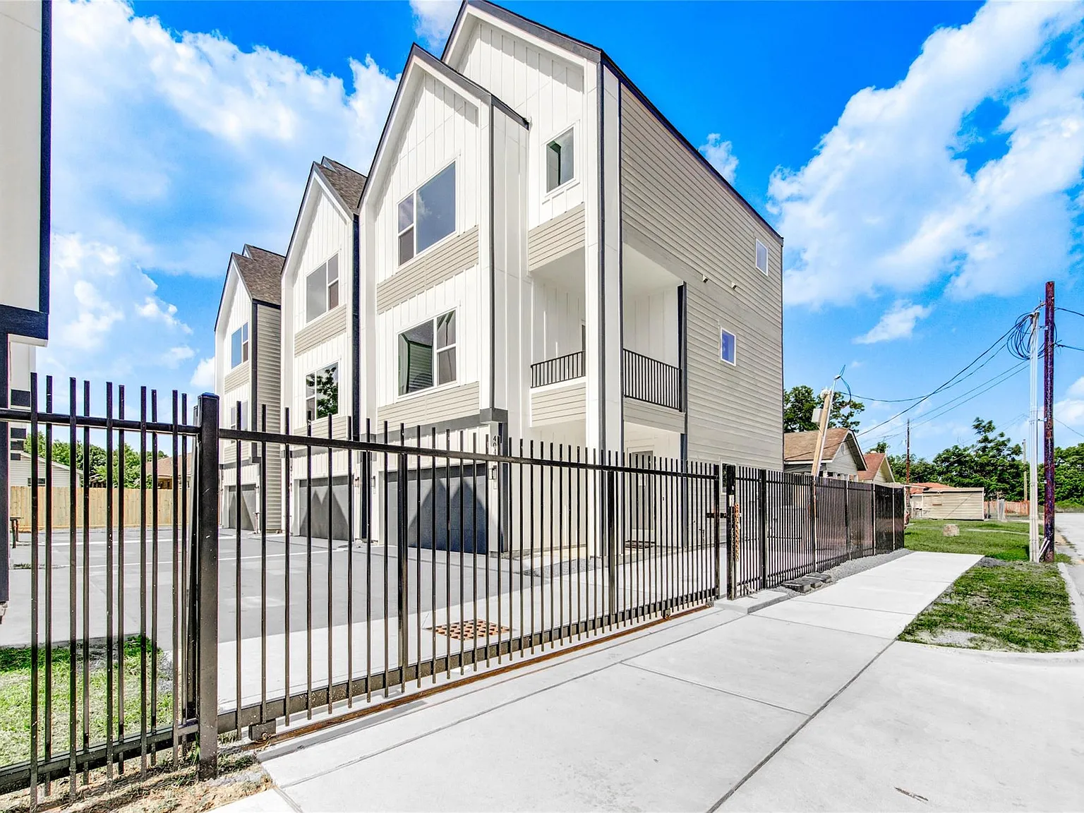 3 bed, 3.5 bath, 2151 sqft, $2,699 — Photo 2