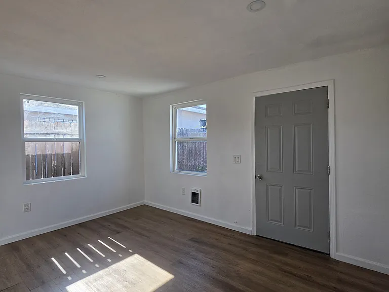 822.5 W 76th St — Photo 3