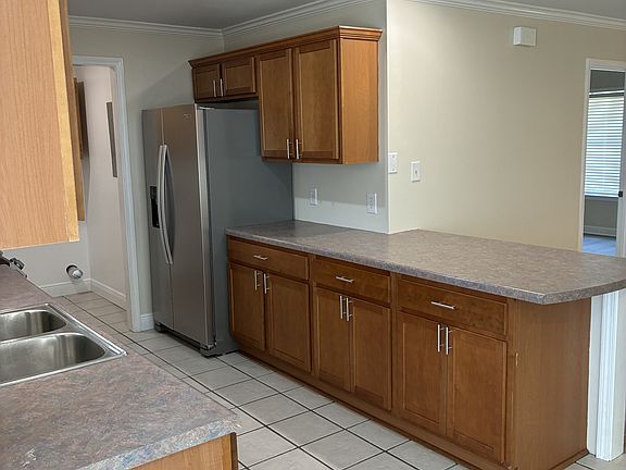3rd image of 1041 Hubbard St