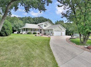 7990 1st St N, Oakdale, MN 55128
