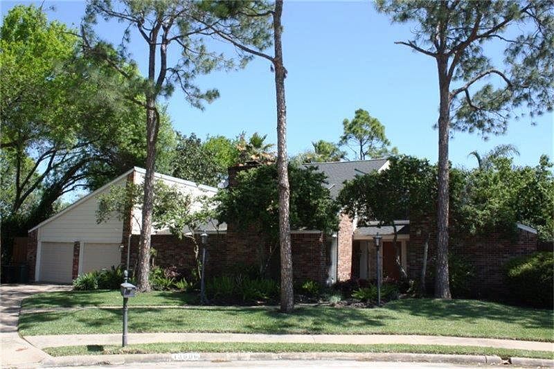 Cul-de-sac home on huge 15,000 sq ft lot.