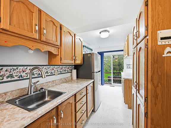 2nd image of 193 Saint Lawrence St E
