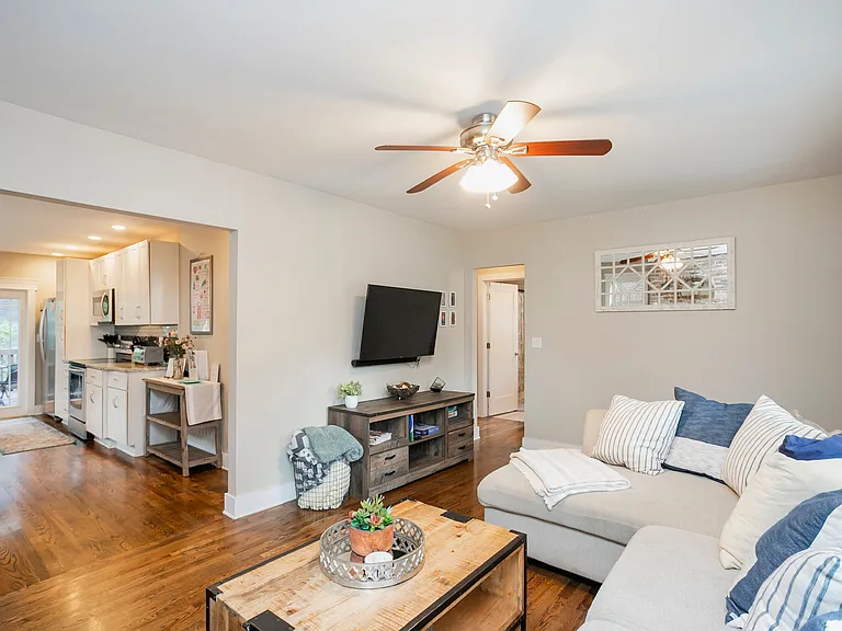 1009 Iverson Ave — Photo 2