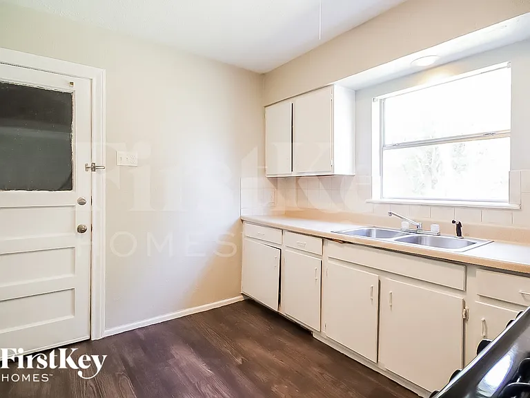 706 E Humble St — Photo 5