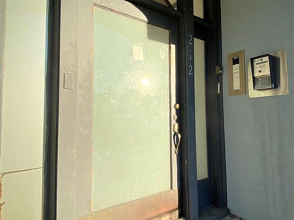 3rd image of 212 S Kenmore Ave APT 3