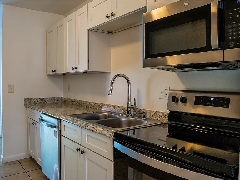2323 Huntington Green Ct — Photo 12