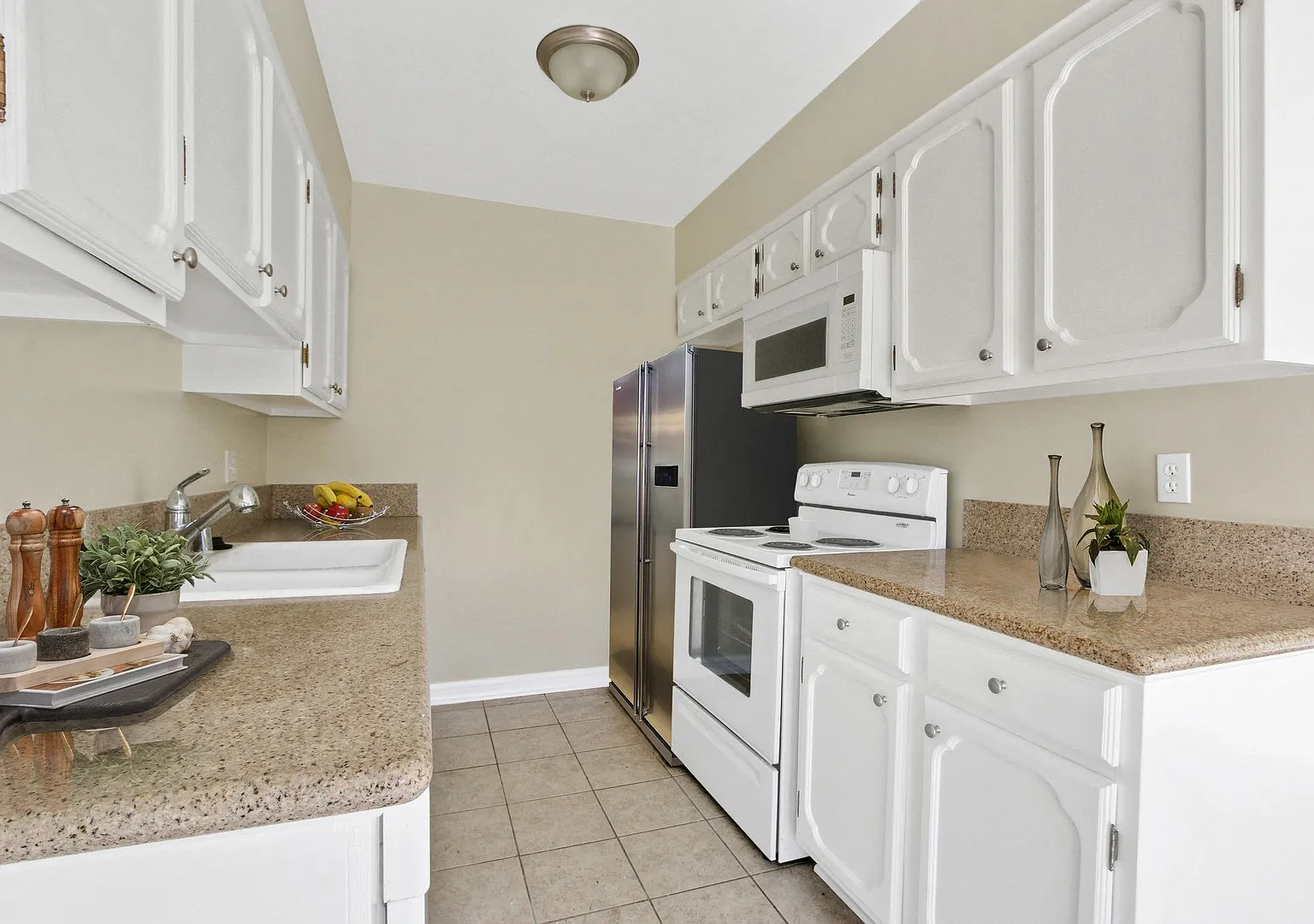 115 Doheny Apartments — Photo 1