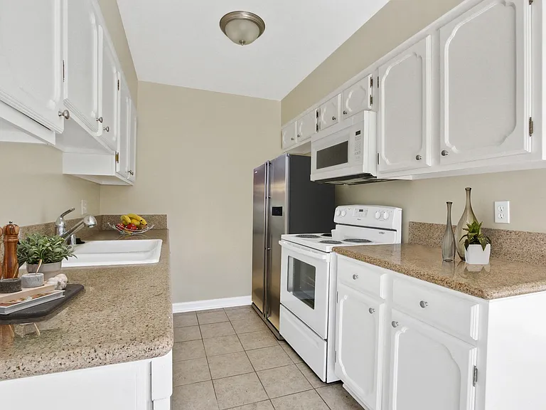 115 Doheny Apartments — Photo 1