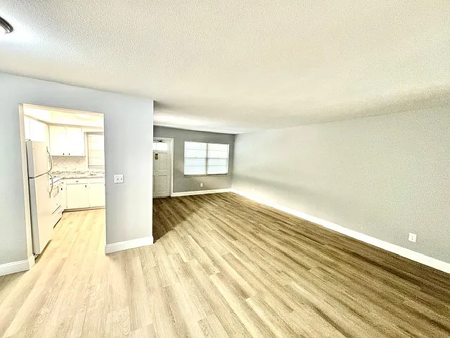 Devon Manor Apartments — Photo 17