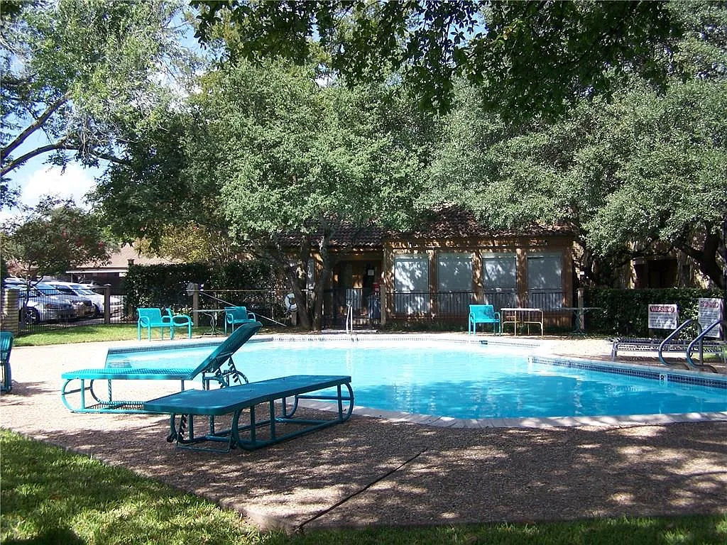 2 bed, 1.0 bath, 803 sqft, $1,300 — Photo 3