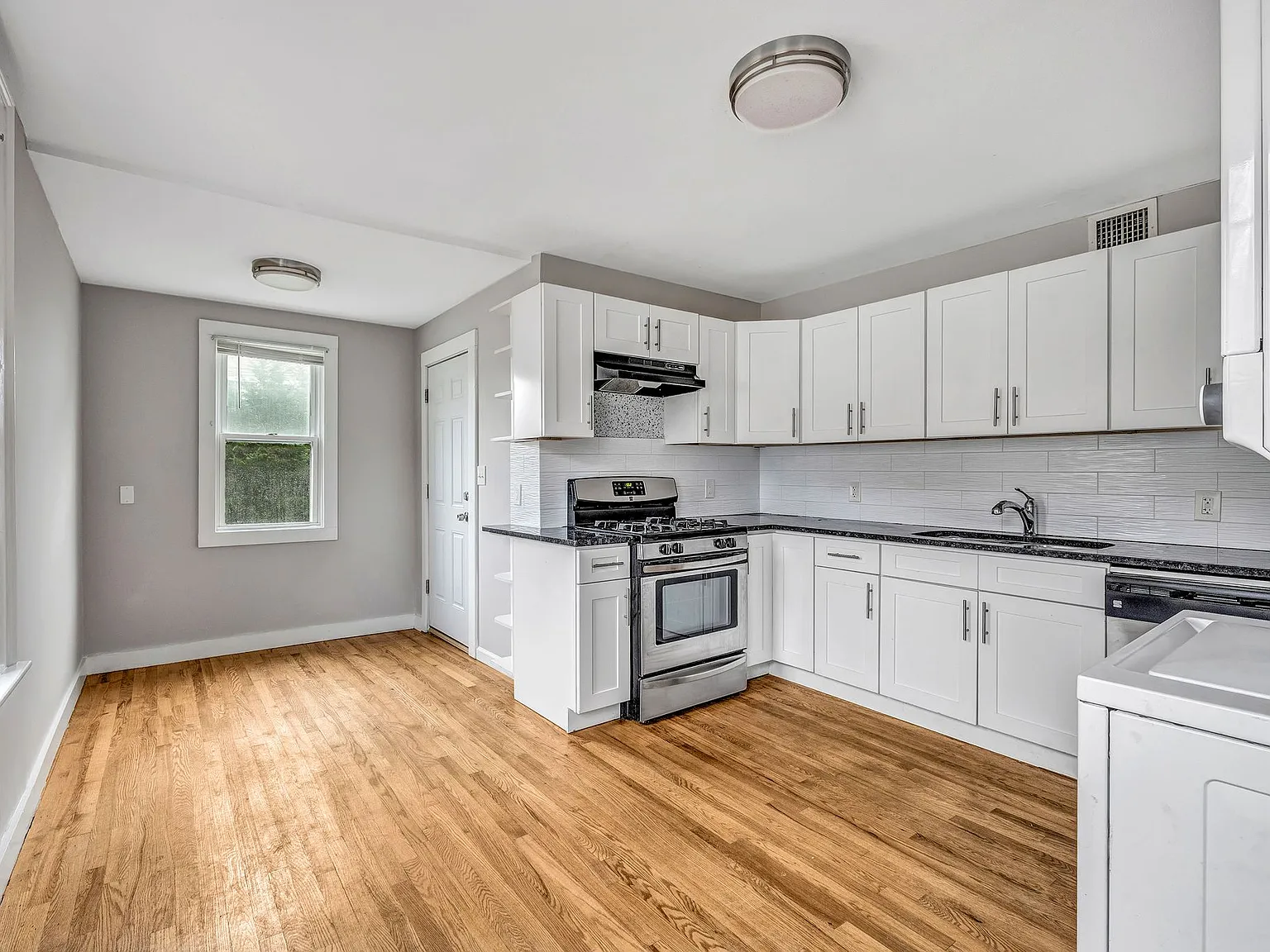 2 bed, $1,525 — Photo 2