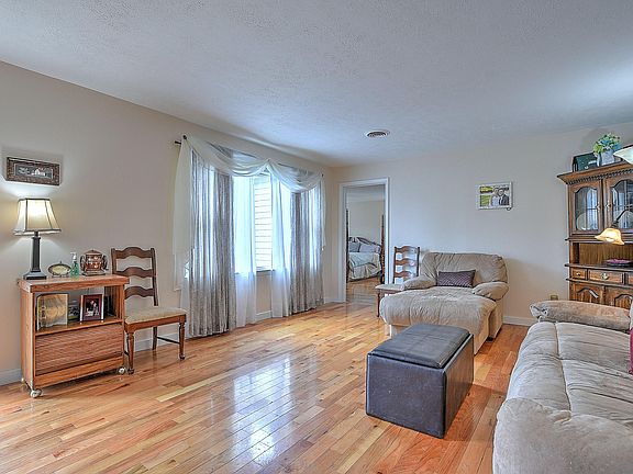 5th image of 272 Deerfield Dr