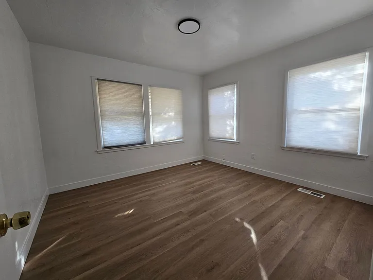 630 Neville St — Photo 5