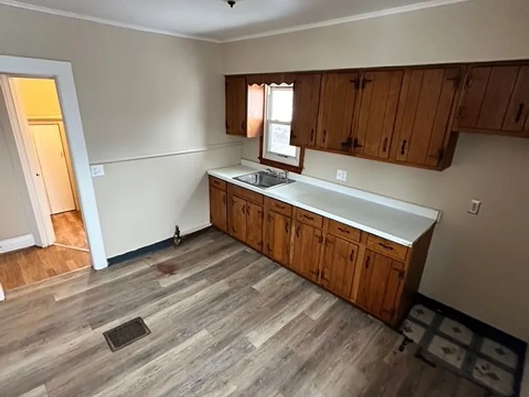 490 Glenwood Ave — Photo 3