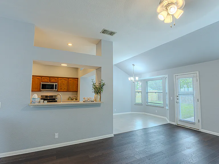 208 Discovery — Photo 16