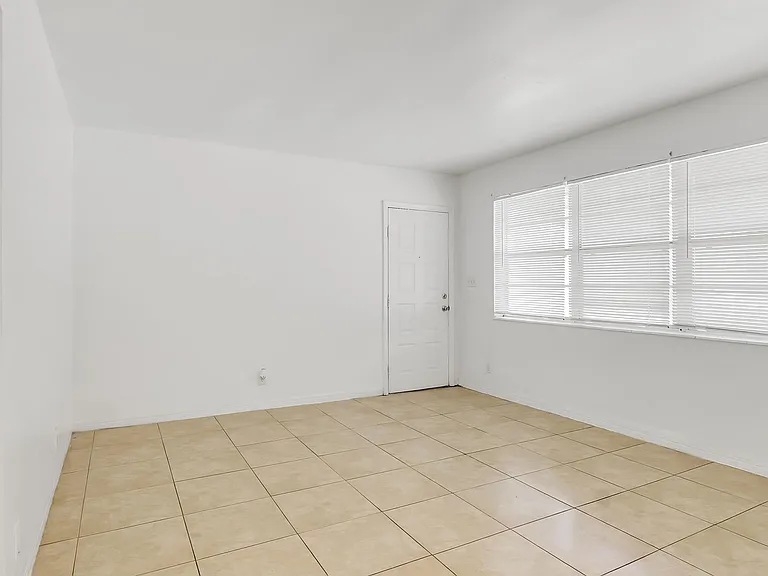 711 SE 15th St #5 — Photo 12