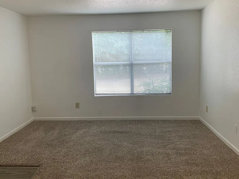 Emerald Cove Apartments — Photo 98