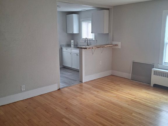 4th image of 422 Dearborn Ave