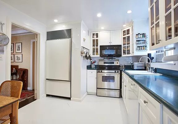 4th image of 116 E 66th St #9B