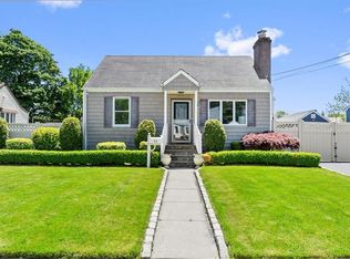 40 Harding St, Copiague, NY 11726