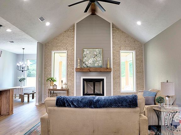 3rd image of 6814 Maple View Ln