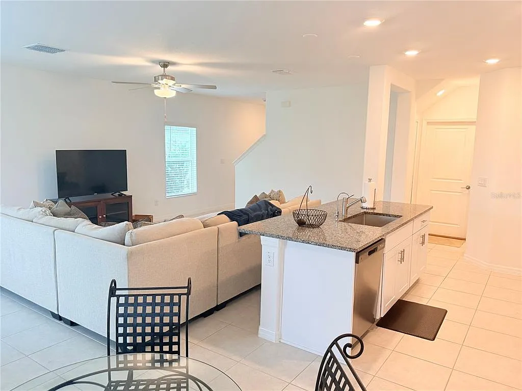 4 bed, 2.5 bath, 1764 sqft, $2,500 — Photo 3
