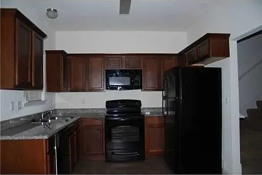 3 bed, 2.5 bath, 1159 sqft, $1,600 — Photo 4