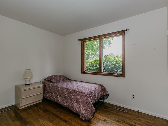 3rd image of 20 Compton St