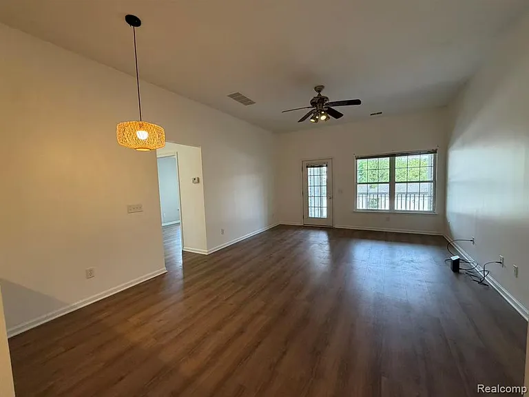 2710 S Knightsbridge Cir — Photo 3
