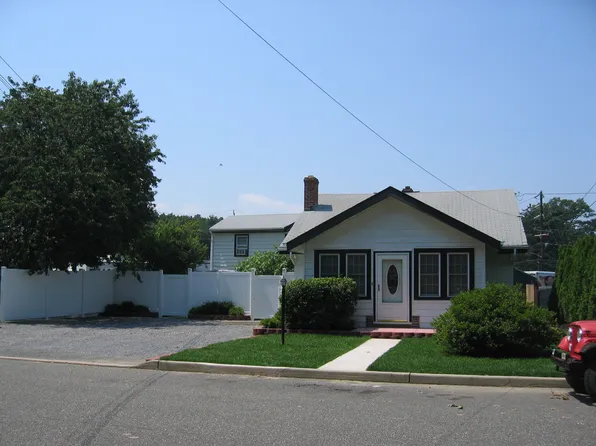 5 Mon Repos Ln, Nesconset, NY 11767