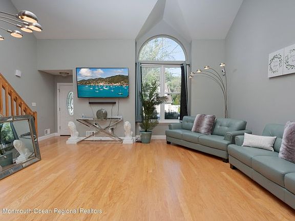 4th image of 296 Flaam St