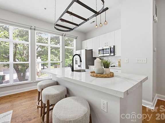 5th image of 906 Garden District Dr