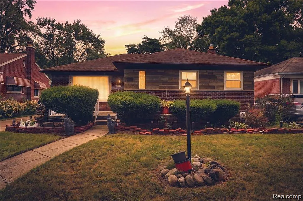 3 bed, 2.0 bath, 2003 sqft, $2,200 — Photo 1
