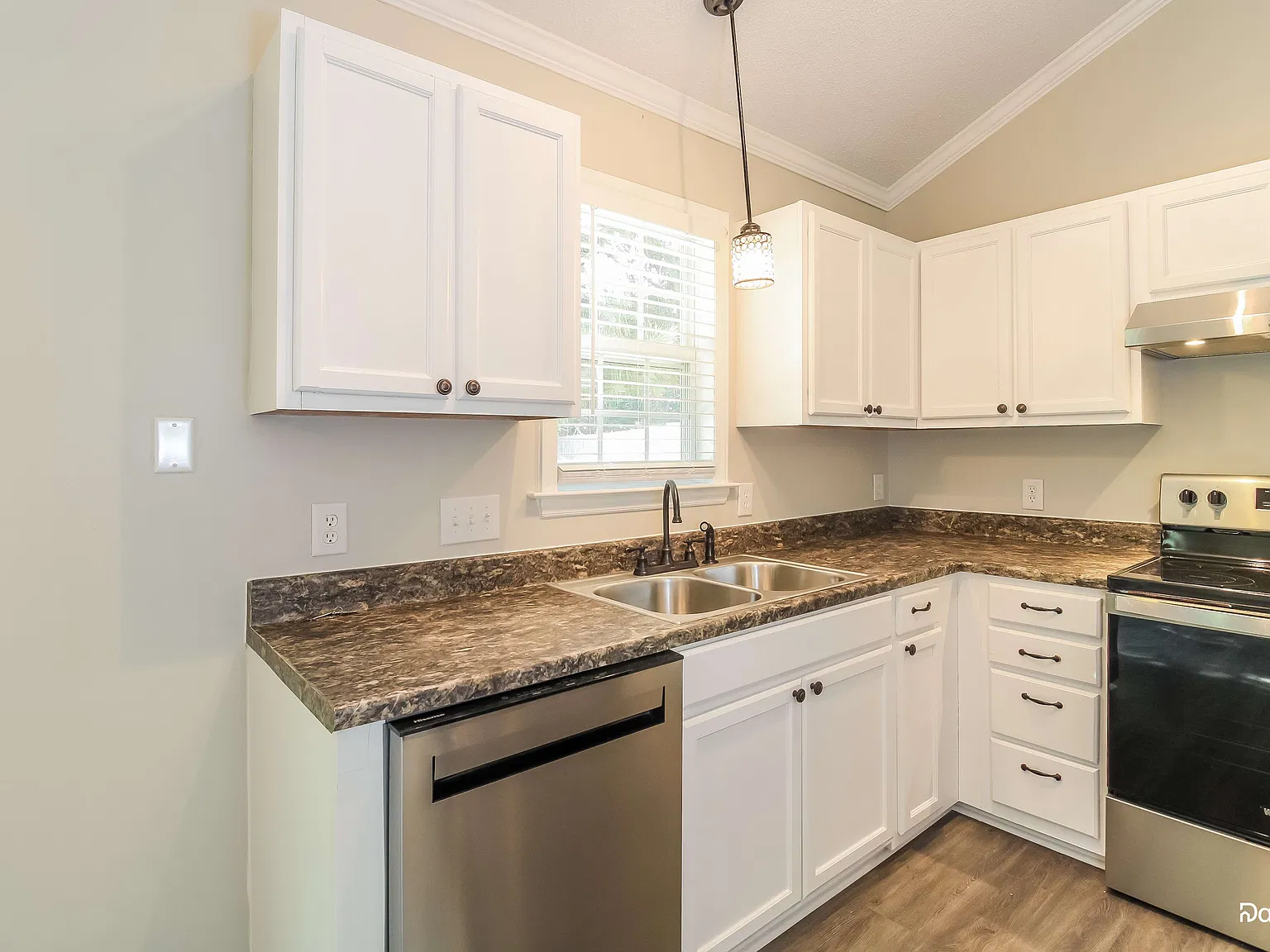 3 bed, 2.0 bath, 1604 sqft, $1,790 — Photo 3