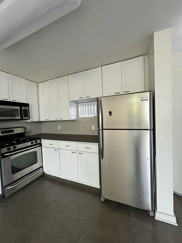Building Photo - 1340 W 4th St #8