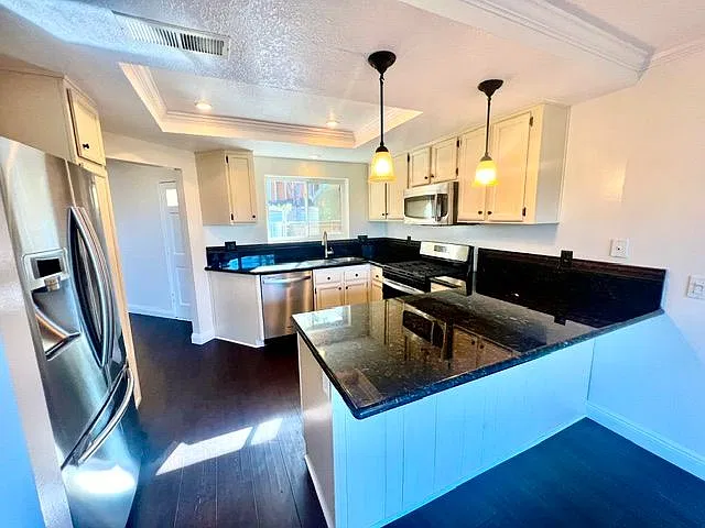 3 bed, 3.0 bath, 1335 sqft, $4,000 — Photo 2