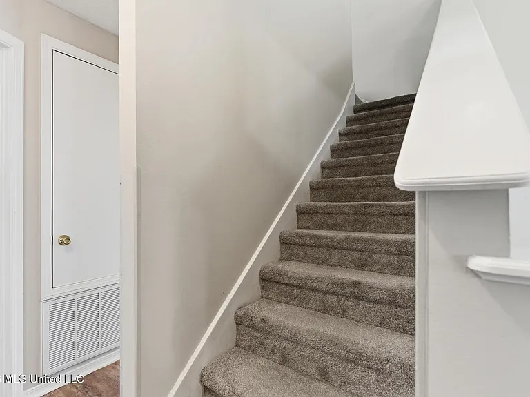 2387 Trafalgar Dr — Photo 17