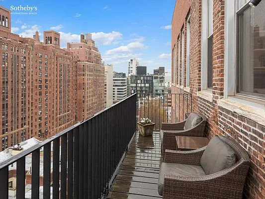 Sold by Sotheby's International Realty | media 6