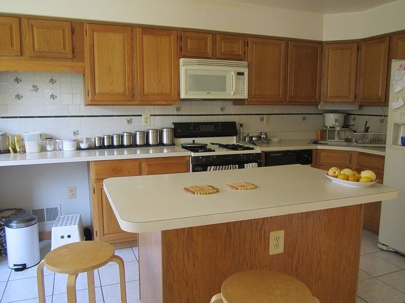 Kitchen w/Breakfast bar