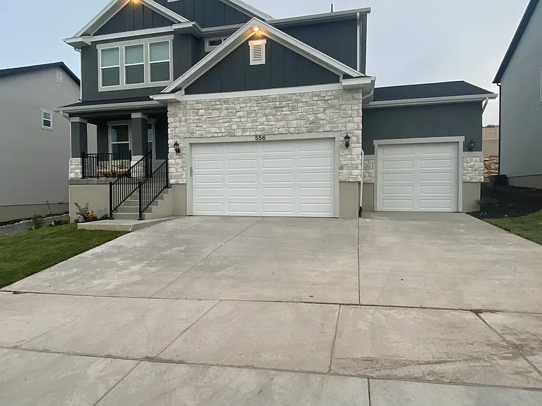 556 N Hill View Dr — Photo 1